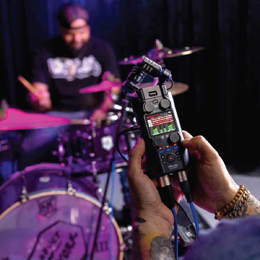 Engineer using Zoom H5 Studio 32-bit float recorder to record drum sound in Malaysia